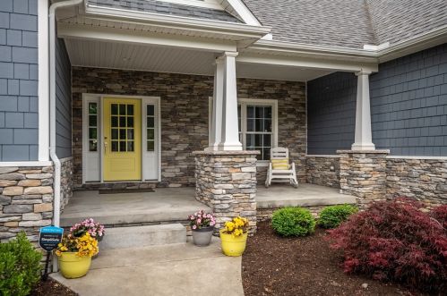 2152 Pierce Bluffs Dr, Hermitage, PA 16148-7350