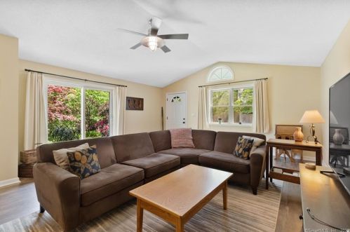 24 Knollwood Rd, Niantic, CT 06357-1420