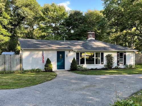 2 Village Ln, Hamilton, MA 01982-2628