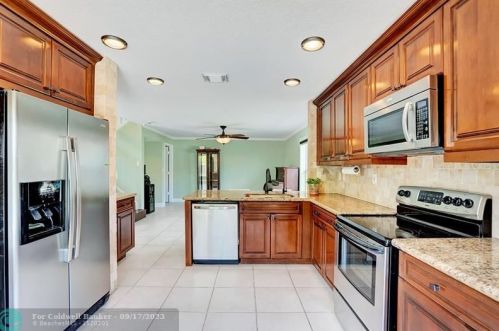 2489 191 Ave, Hollywood FL  33029-4610 exterior