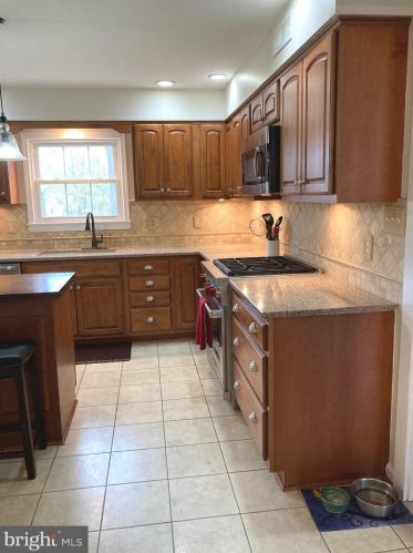 303 Orchard Cir, Hamilton VA  20158-9700 exterior