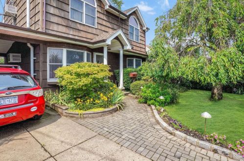 889 Bowling Green Dr, Westbury NY  11590-6103 exterior