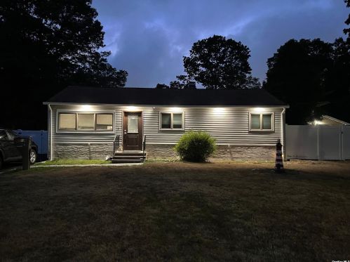 1584 Thompson Dr, Bayshore, NY 11706-1332
