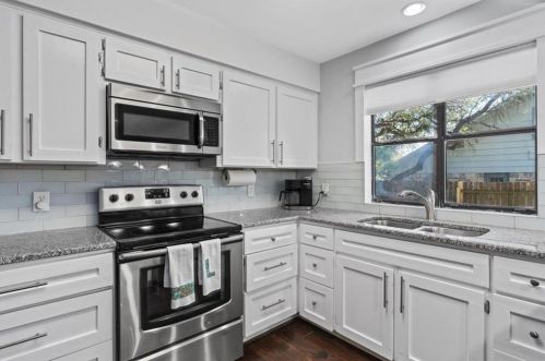 9626 Braeburn Gln, Austin TX 78729-2710 exterior