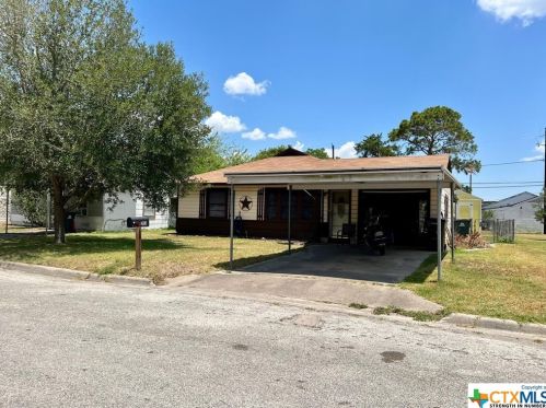 213 Sandra St, Edna, TX 77957-2146