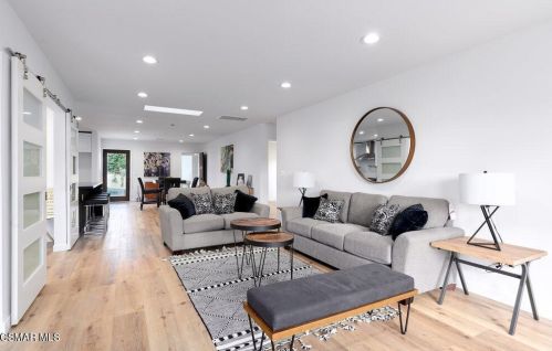 14363 Collins St, Van Nuys CA 91316-1030 exterior