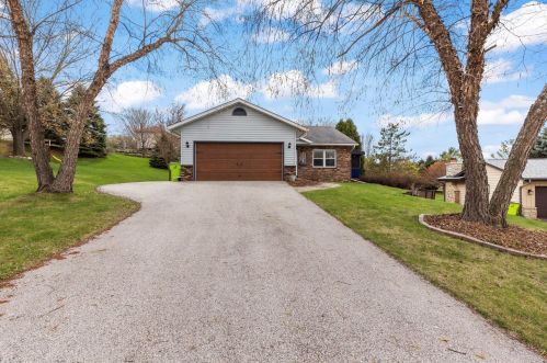 913 Manchester Ct, Chenequa, WI 53029-2705