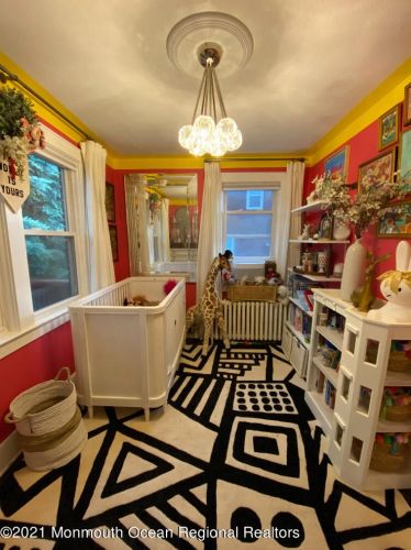 208 Park Dr, Woodbridge NJ  07095-2002 exterior