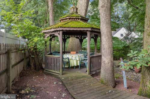 402 Ramsey Rd, Yardley PA 19067-4642 exterior