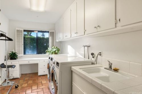 5242 Amestoy Ave, Van Nuys CA 91406-2112 exterior