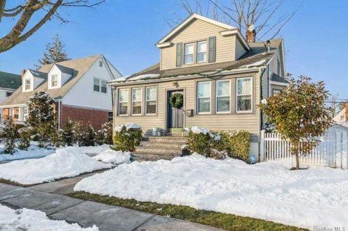 67 Magnolia Ave, Floral Park, NY 11001-2839