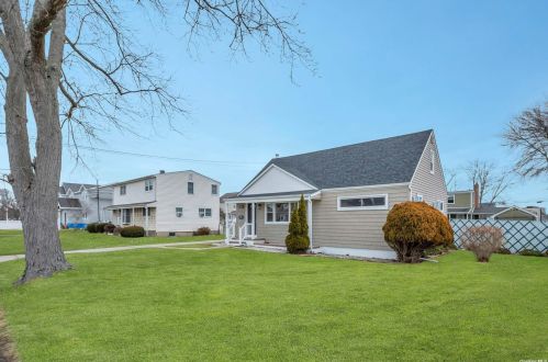756 Broadway, North Lindenhurst, NY 11757-5646