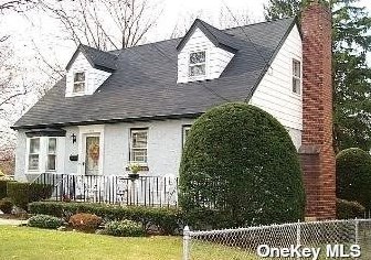 190 Crowell St, Floral Park, NY 11003-1705