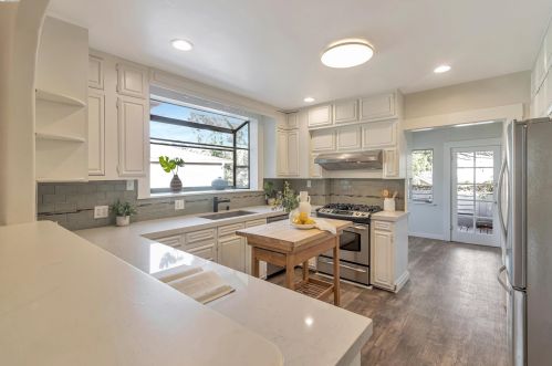2800 Kingsland Ave, Oakland CA  94619-3325 exterior