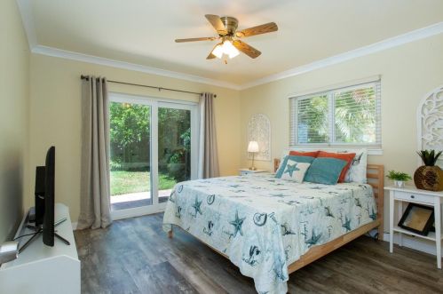 12050 4 St, Saint Petersburg FL  33706-4426 exterior