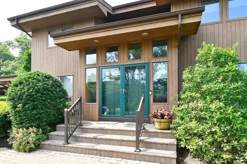 10 Dix Hills Ct, Huntington Station, NY 11746-4600