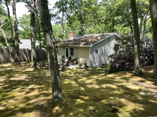 8 Syosset Rd, Scotts Beach, NY 11789-1859