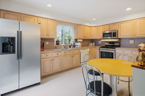 22 Kensington Ave, Thornwood NY  10594-1144 exterior