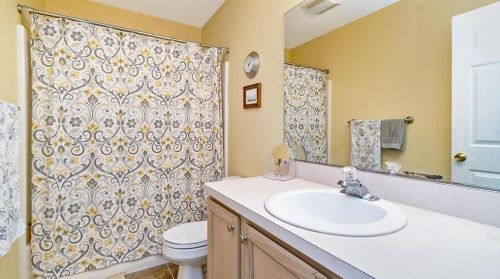 8041 Cross Creek Cir, Breinigsville PA  18031-1327 exterior