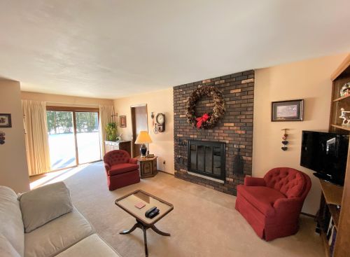 1921 Ruben Dr, Waukesha, WI 53186-2726