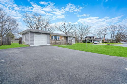 1375 Thompson Dr, Bayshore, NY 11706-3706