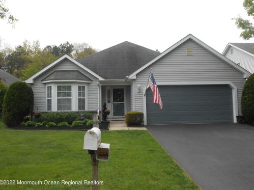 66 Foxwood Rd, Lakewood, NJ 08701-5728