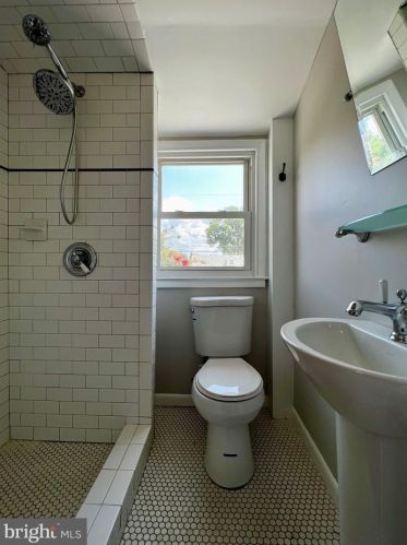 15 Whitman Ave, Stratford NJ  08084-1005 exterior