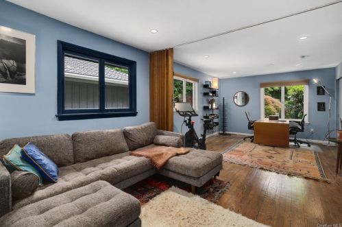 164 Westchester Ave, Scotts Corners NY  10576-1705 exterior