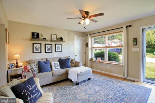 325 Pine Valley Dr, Cross Roads, PA 17322-9238