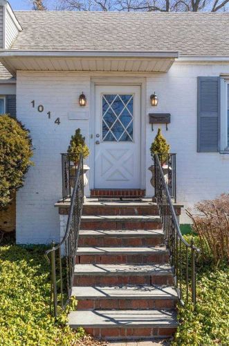 1014 Denton Ave, New Hyde Park, NY 11040-2298