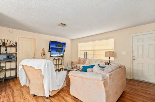 1822 Floresta Dr, Fort Pierce, FL 34983-4618