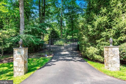 716 Clear Spring Rd, Great Falls, VA 22066-1413
