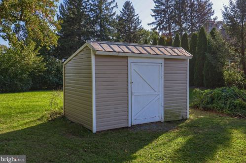 1898 Manor Ridge Dr, Lancaster PA  17603-4447 exterior