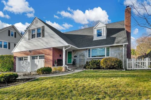 205 Harvard St, Williston Park, NY 11596-1916