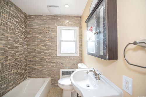 48 Deer St, Wheatley Heights NY  11798-3302 exterior