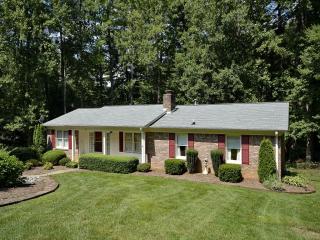 145 Surry Ln, Hendersonville, NC 28791-9769