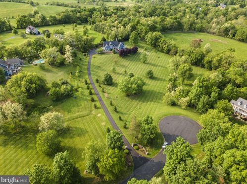 17621 Stonegait Ct, Round Hill VA  20141-2264 exterior