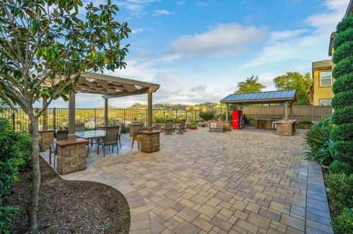 1050 Straightaway Ct, Oceanside CA  92057-1949 exterior