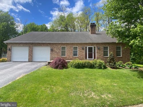 7 James Cir, Lees Cross Roads, PA 17257-2165