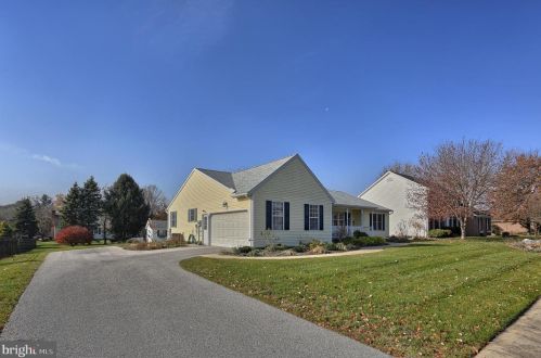 204 Conestoga Ln, Spring Grove, PA 17362-1505