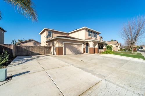 813 Golden Pond Dr, Manteca CA  95336-8284 exterior