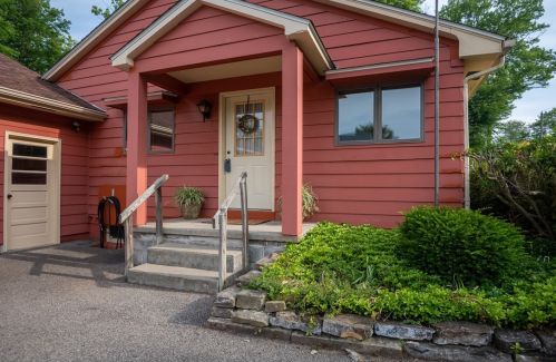 856 Sugar Hollow Rd, Hermitage, PA 16148-2414