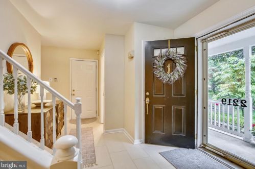 2219 Wakerobin Ln, Herndon, VA 20191-4105