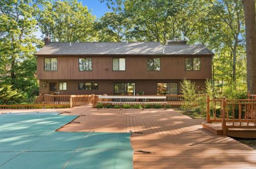 240 Miller Place Rd, Miller Place, NY 11764-2806