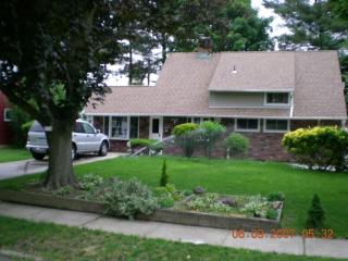11 Bench Ln, Plainedge, NY 11756-1802