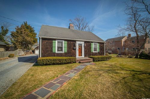 105 Sequams Ln, West Islip, NY 11795-4543