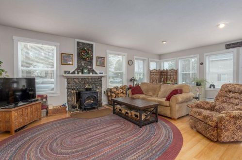 104 Lk Shr Dr, Northwood NH  03261-3707 exterior