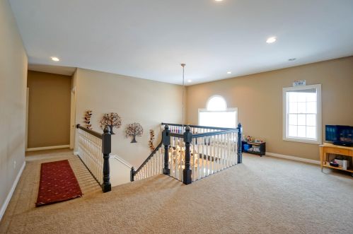 802 Bluespruce Cir, Chenequa WI 53029-8679 exterior