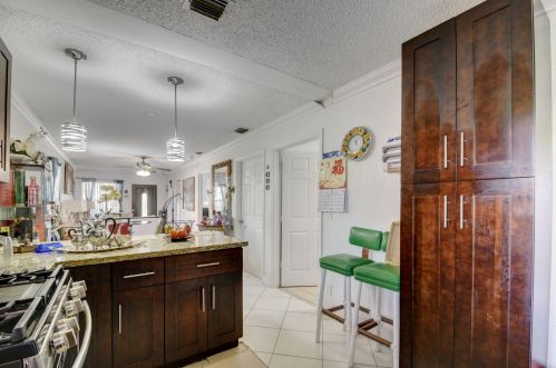 522 Avenida Hermosa, West Palm Beach FL  33405-1515 exterior