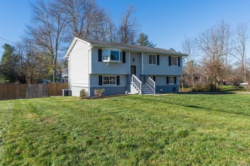 2 Pleasant Ln, Poughkeepsie, NY 12603-5628
